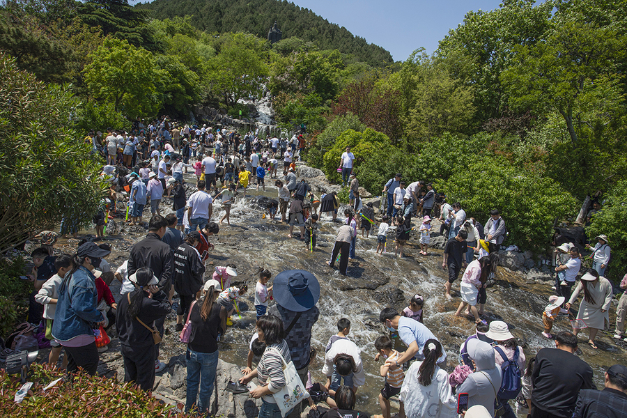 山涧溪水引客来