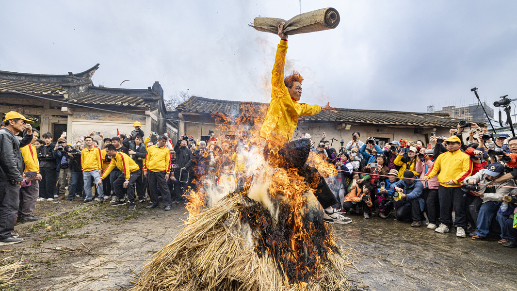 高舉神像跳火堆
