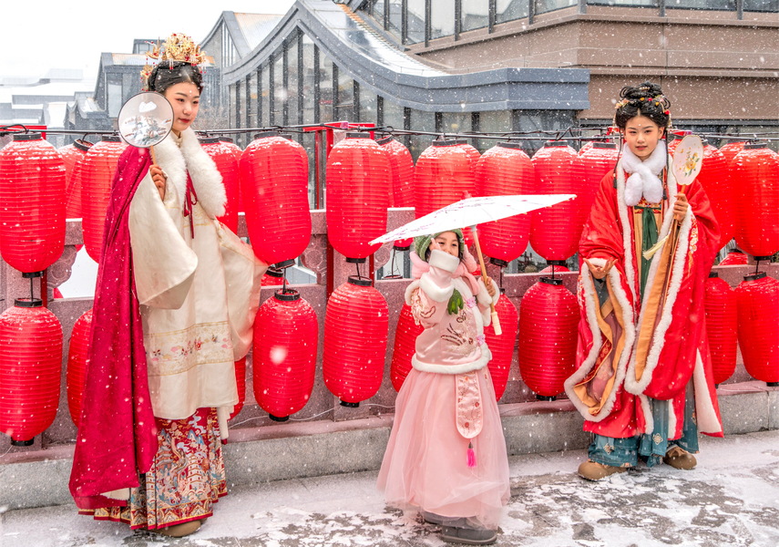 《瑞雪迎春，佳人靓倩》